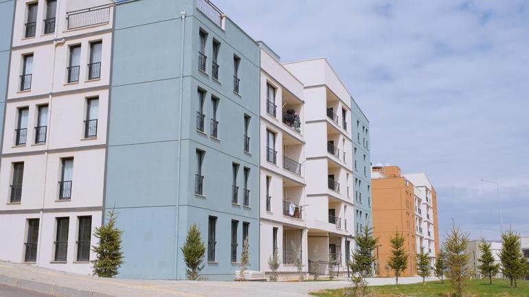 Bakan Kurum, bayramı yeni evlerinde karşılayan depremzede ailenin görüntülerini paylaştı