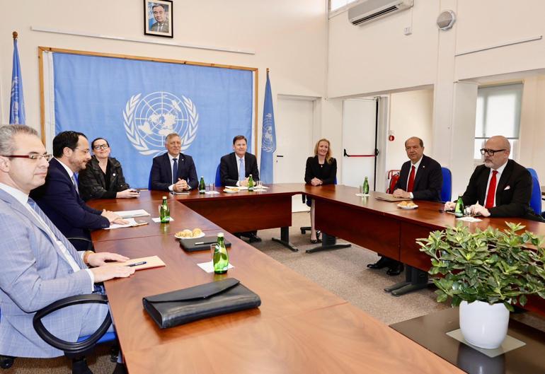 KKTC Cumhurbaşkanı Tatar, GKRY lideri Hristodulidis ile ara bölgede görüştü