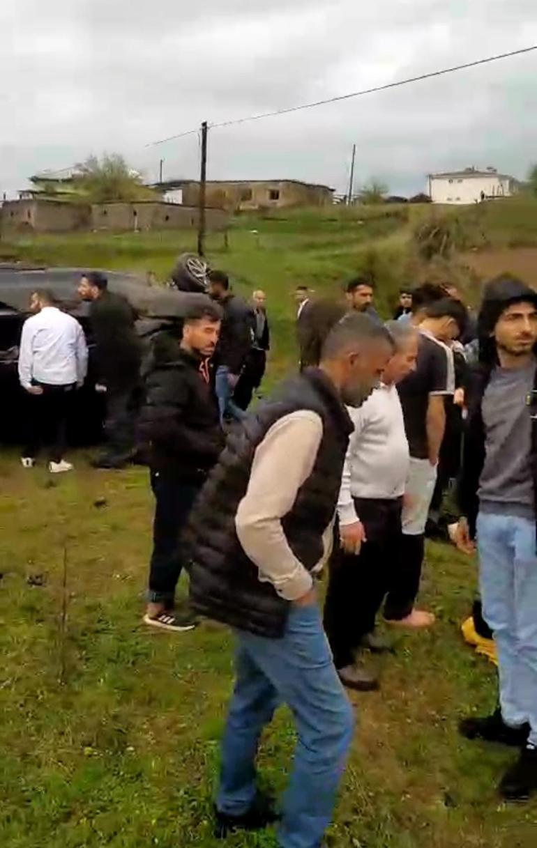 Otomobil, bariyerlere çarpıp şarampole devrildi; 5 yaralı