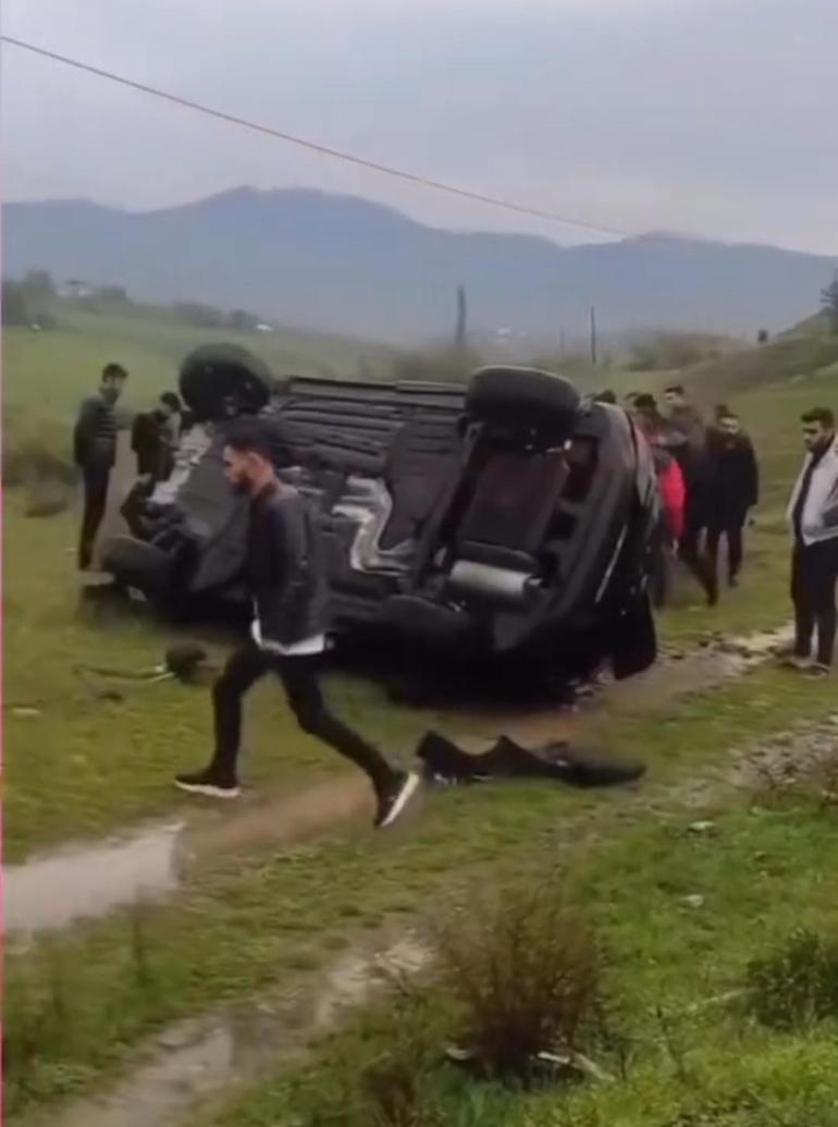 Otomobil, bariyerlere çarpıp şarampole devrildi; 5 yaralı