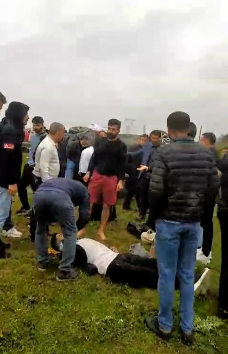 Otomobil, bariyerlere çarpıp şarampole devrildi; 5 yaralı