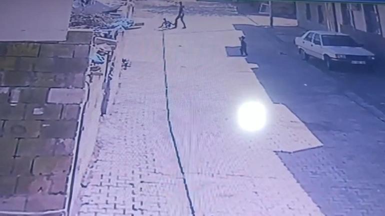 Şanlurfada 3 yaşındaki çocuğu tekmeledi; o anlar kamerada