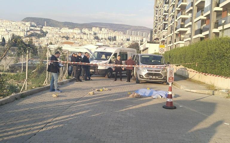 Önce sokakta önlerini kestiği eski nişanlısı ile annesini, sonra da kendini vurdu; 2 ölü, 1 yaralı
