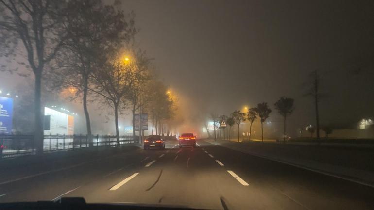 İstanbul Boğazında yoğun sis nedeniyle gemi trafiği askıya alındı