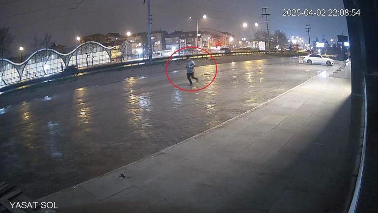 Balkondan sarkıttığı halata tutunarak indiği evi soyan şüpheli, 50 güvenlik kamerası izlenerek yakalandı