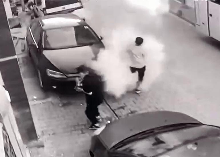 Elindeki torpillerin patlamasıyla ağır yaralandı; o anlar kamerada