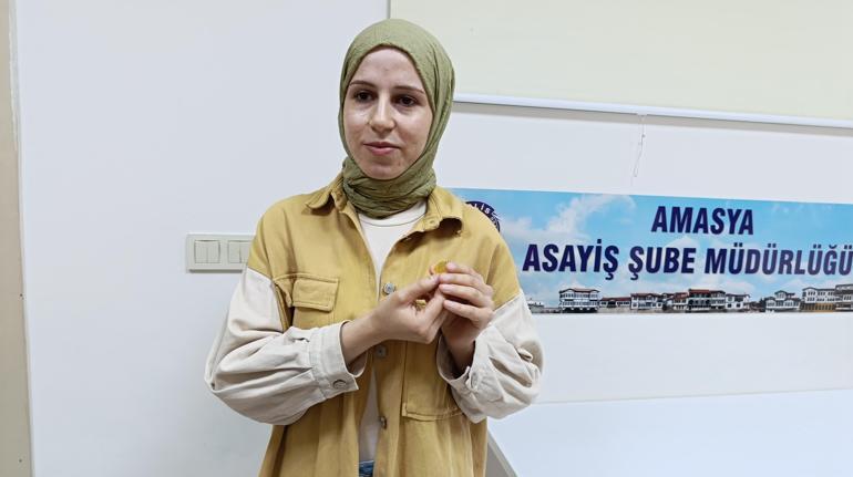 Polis memuru, izin gününde bulduğu yarım altını sahibine ulaştırdı