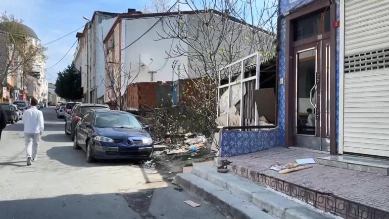 Arnavutköyde tartıştığı arkadaşını bıçakla öldürüp boş araziye attı