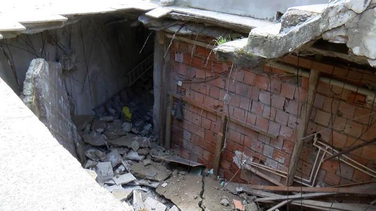 Pendik’te 4 katlı binanın bahçe zemininde çökme