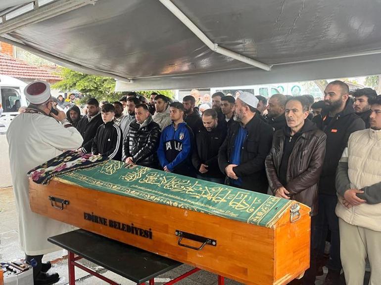 Edirnede lise bahçesinde bıçaklanarak öldürülen Gülden, toprağa verildi