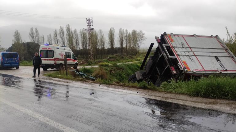 Hafif ticari araçla çarpışan kamyon dere yatağına düştü: 2 yaralı