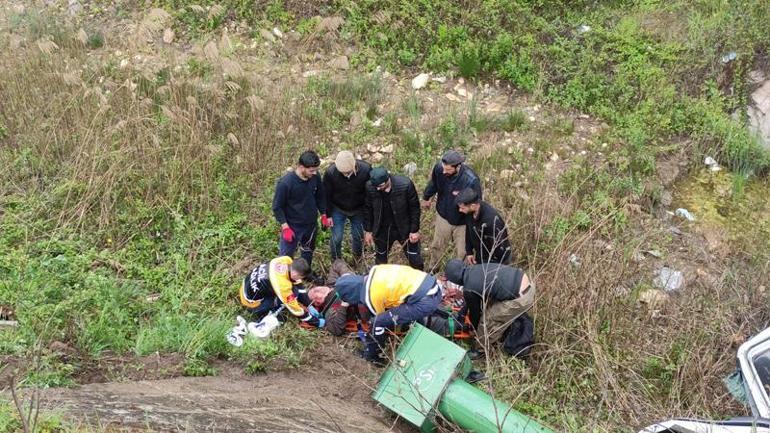 Hafif ticari araçla çarpışan kamyon dere yatağına düştü: 2 yaralı