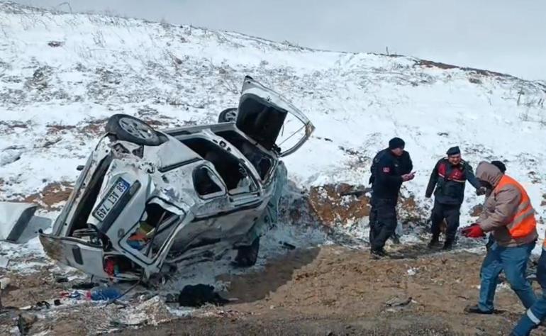 Sivasta hafif ticari araç devrildi: 3 yaralı