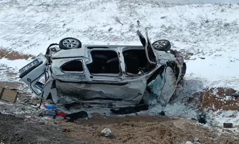 Sivasta hafif ticari araç devrildi: 3 yaralı