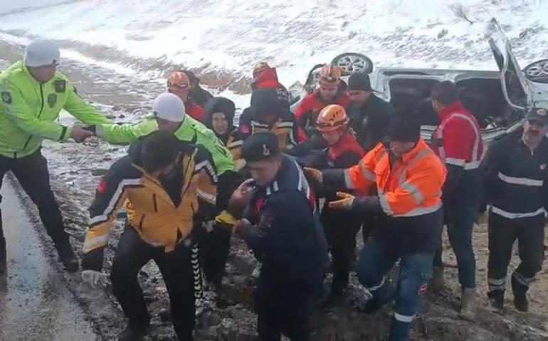 Sivasta hafif ticari araç devrildi: 3 yaralı