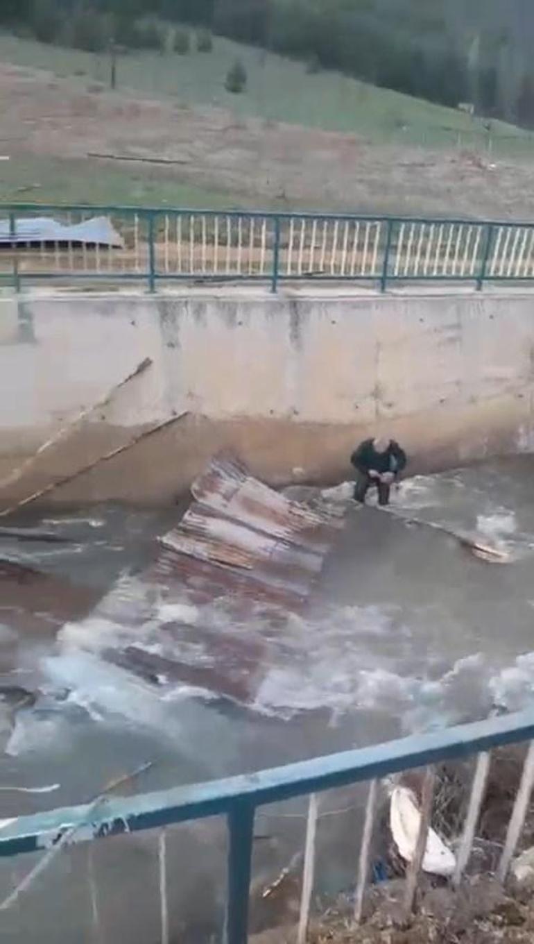 Gümüşhanede fırtına 20 evin çatısını uçurdu