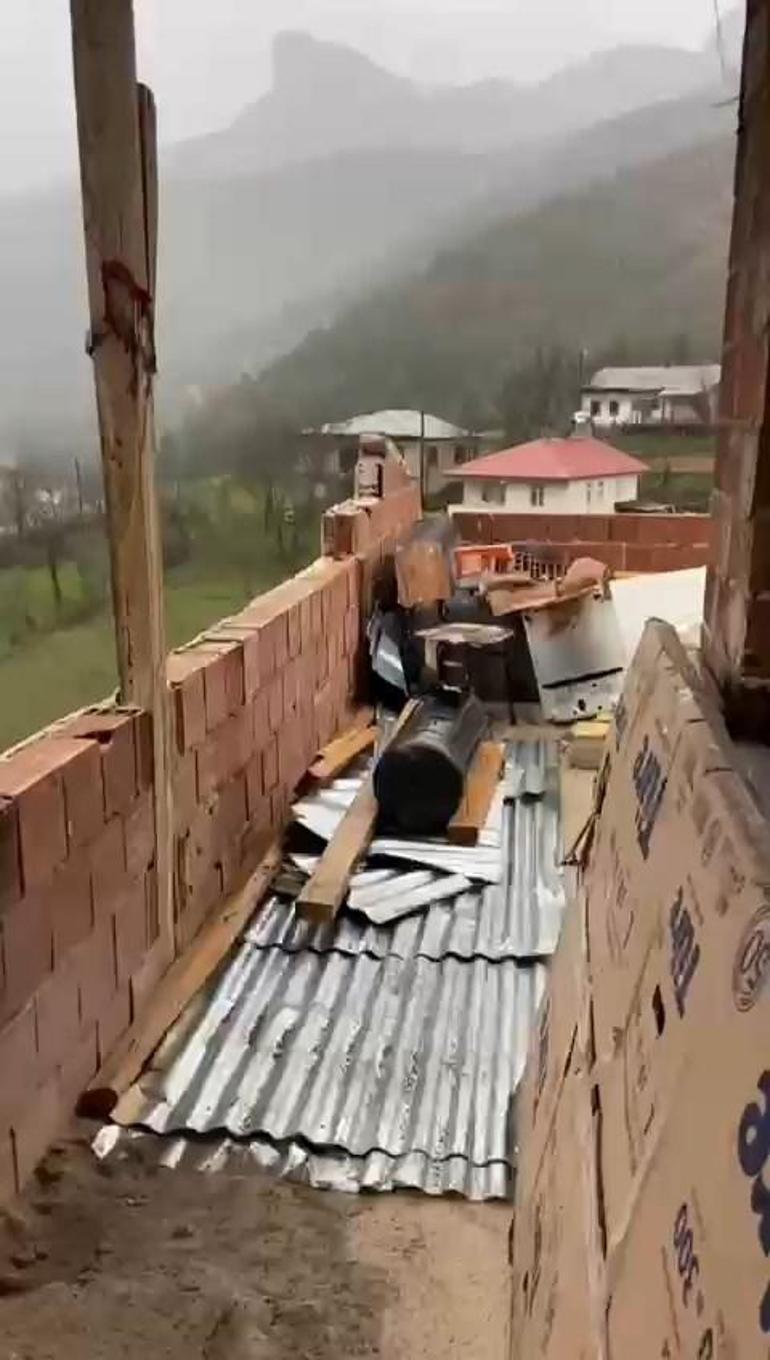 Gümüşhanede fırtına 20 evin çatısını uçurdu