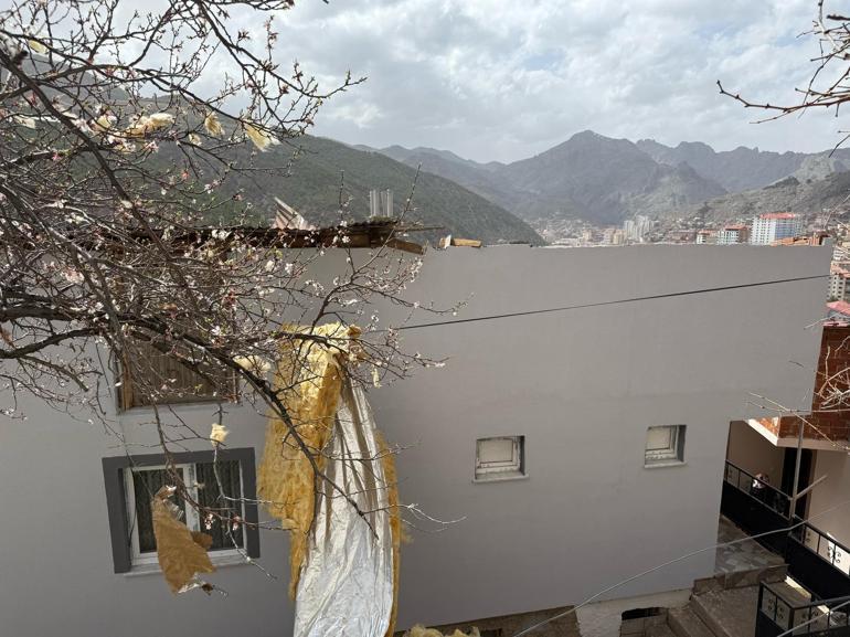 Gümüşhanede fırtına 20 evin çatısını uçurdu