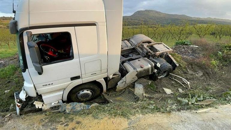 Tavuk yağı yüklü TIR, dorsesinden ayrılıp tarlaya savruldu: 1 yaralı