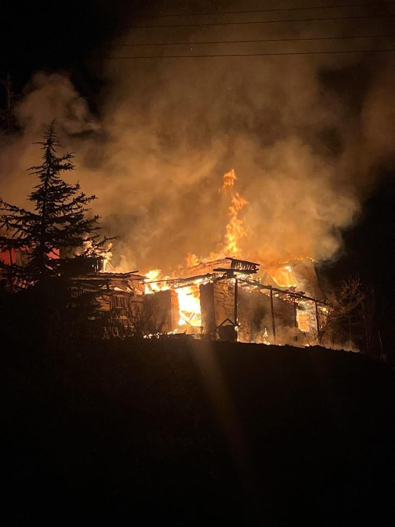 Ankarada 2 katlı ahşap ev çıkan yangında kullanılamaz hale geldi