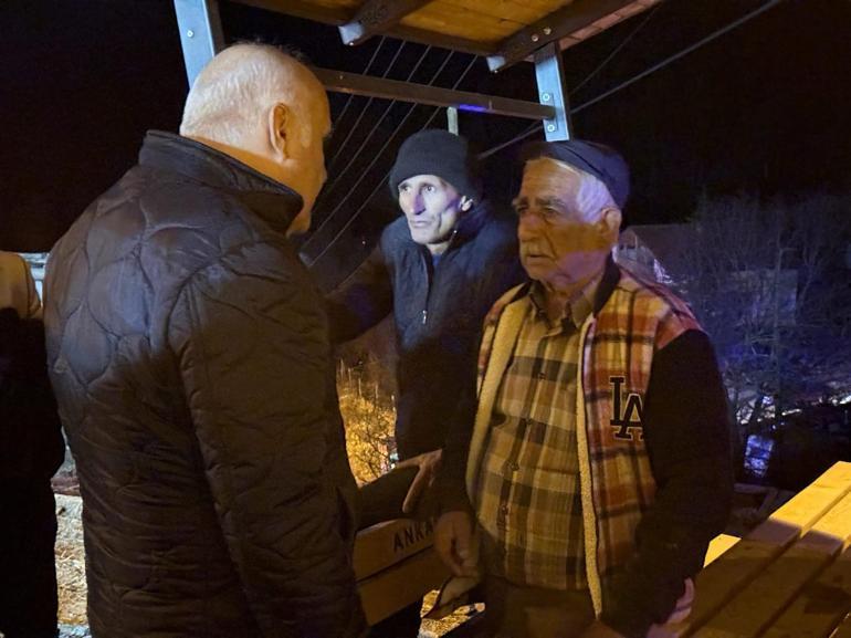 Ankarada 2 katlı ahşap ev çıkan yangında kullanılamaz hale geldi