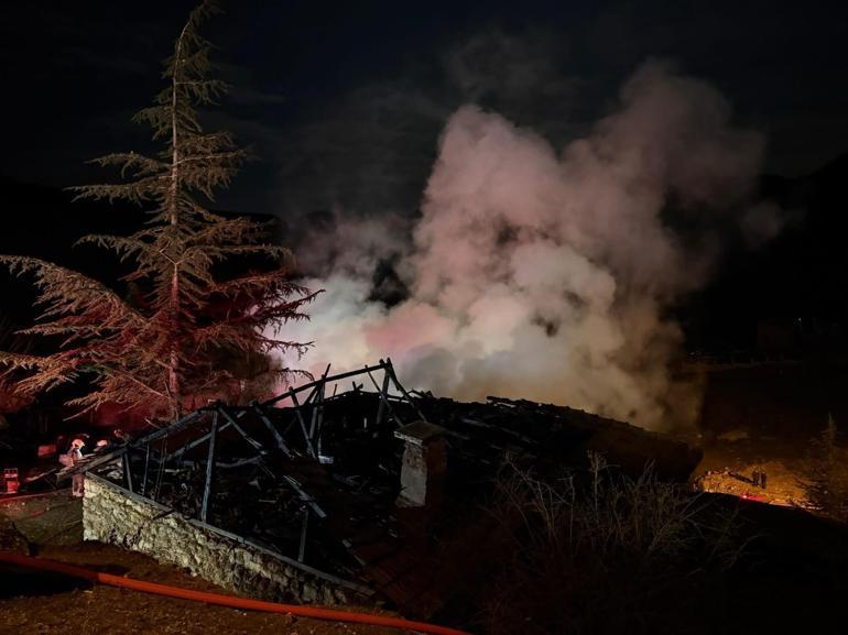 Ankarada 2 katlı ahşap ev çıkan yangında kullanılamaz hale geldi