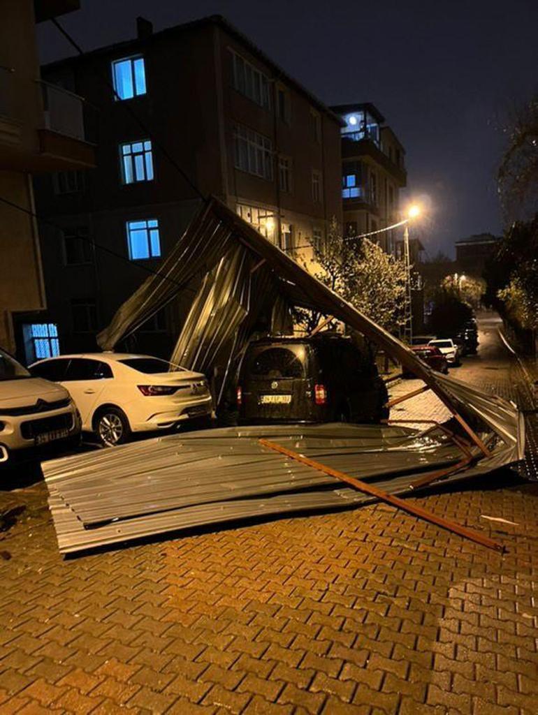 İstanbulda fırtına etkili oldu; çatılar uçtu, elektrik telleri koptu