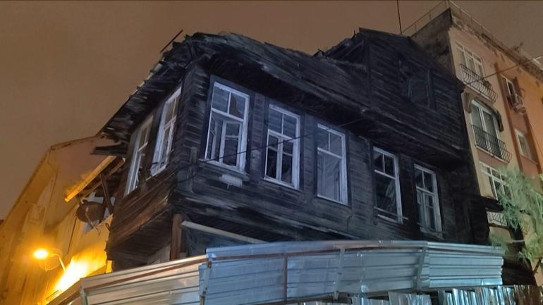 İstanbulda fırtına etkili oldu; çatılar uçtu, elektrik telleri koptu