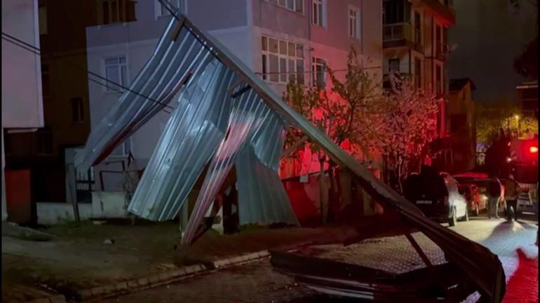 İstanbulda fırtına etkili oldu; çatılar uçtu, elektrik telleri koptu
