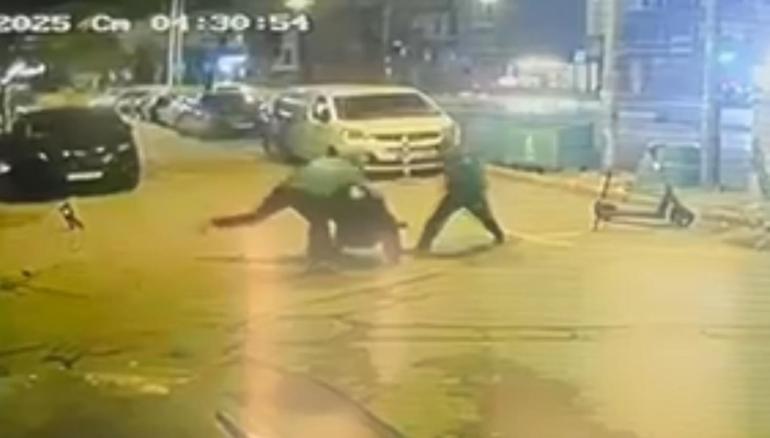 Karaköy’de fırın çalışanını tekme tokat dövüp gasbettiler; o anlar kamerada