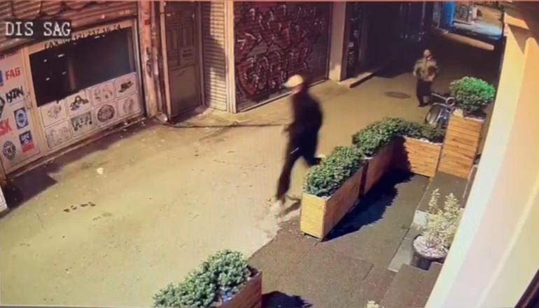 Karaköy’de fırın çalışanını tekme tokat dövüp gasbettiler; o anlar kamerada