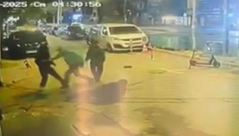 Karaköy’de fırın çalışanını tekme tokat dövüp gasbettiler; o anlar kamerada