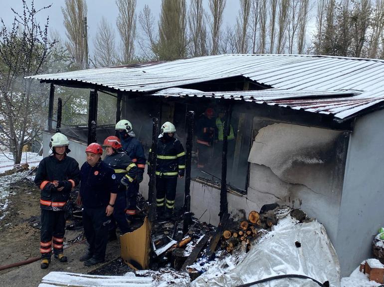 Prefabrik evde çıkan yangında 2 çocuk öldü