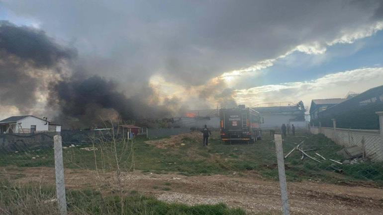 Kaynak makinesinden sıçrayan kıvılcımlar tavuk çiftliğini yaktı