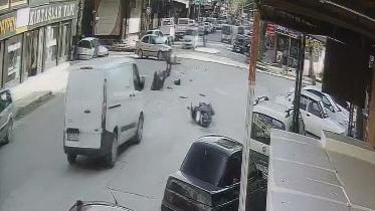 Bursada otomobil ile motosikletin çarpışması kamerada; 2 yaralı