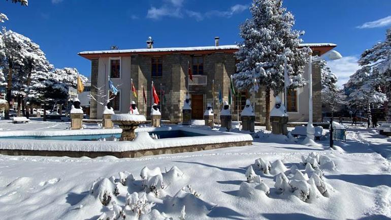 Erzincanlılar nisan ayında güne 20 santime ulaşan karla uyandı