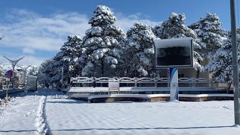 Erzincanlılar nisan ayında güne 20 santime ulaşan karla uyandı