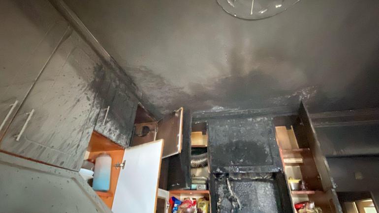 Daire yangınında 3ü çocuk, 4 kişi dumandan etkilendi