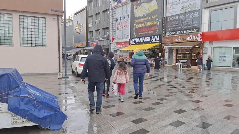 Taksiciler, buldukları küçük çocuğu ailesine ulaştırdı