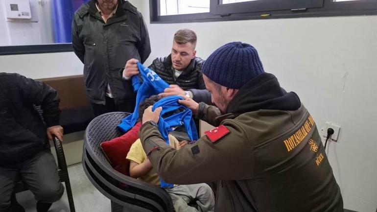 Taksiciler, buldukları küçük çocuğu ailesine ulaştırdı