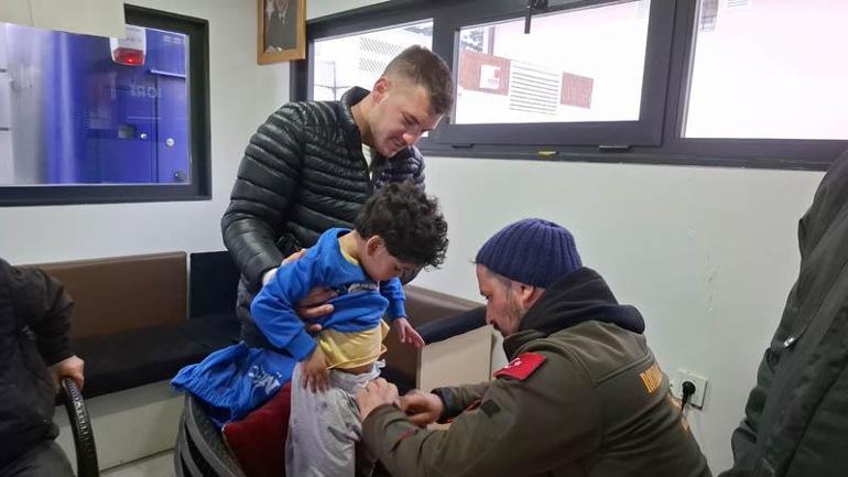 Taksiciler, buldukları küçük çocuğu ailesine ulaştırdı