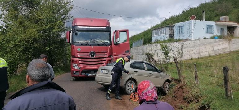 Kazada yan yatan otomobilde mahsur kalan 2 arkadaş o anları görüntüledi
