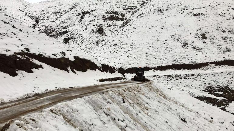 Diyarbakır’da, kırsal mahalle yollarında kar temizliği