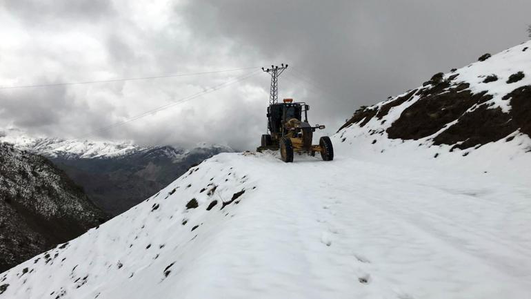 Diyarbakır’da, kırsal mahalle yollarında kar temizliği