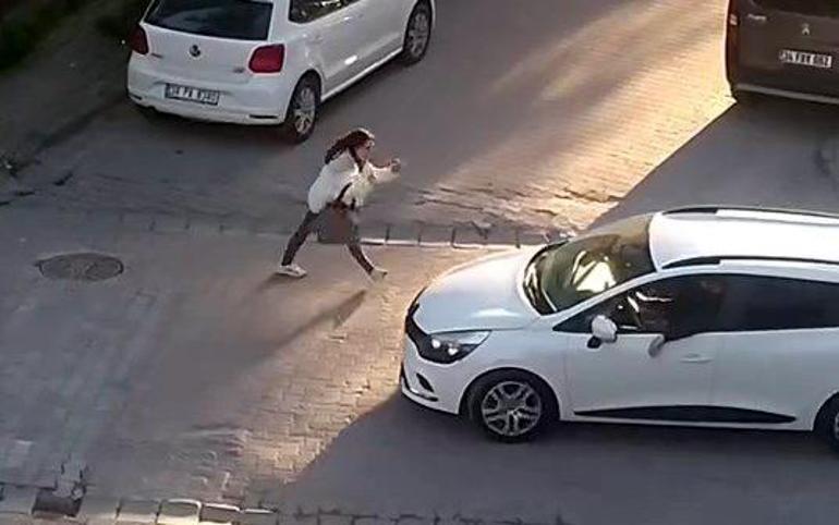 Avcılar’da yol ortasında sürücülere küfür edip araçları tekmeledi