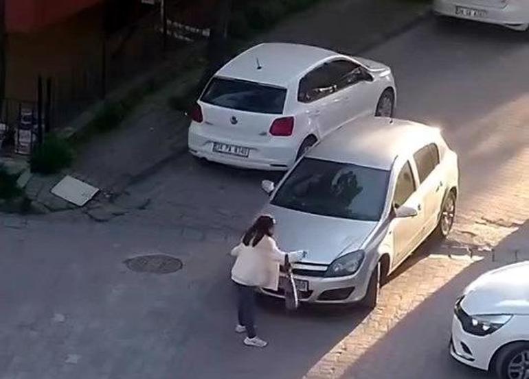 Avcılar’da yol ortasında sürücülere küfür edip araçları tekmeledi