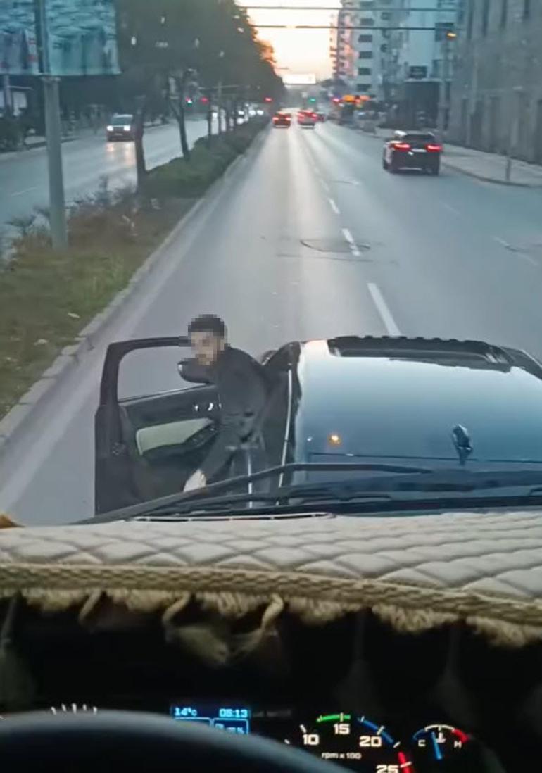 Trafikte şoförü ile tartıştığı kamyonu yumrukladı; o anlar kamerada