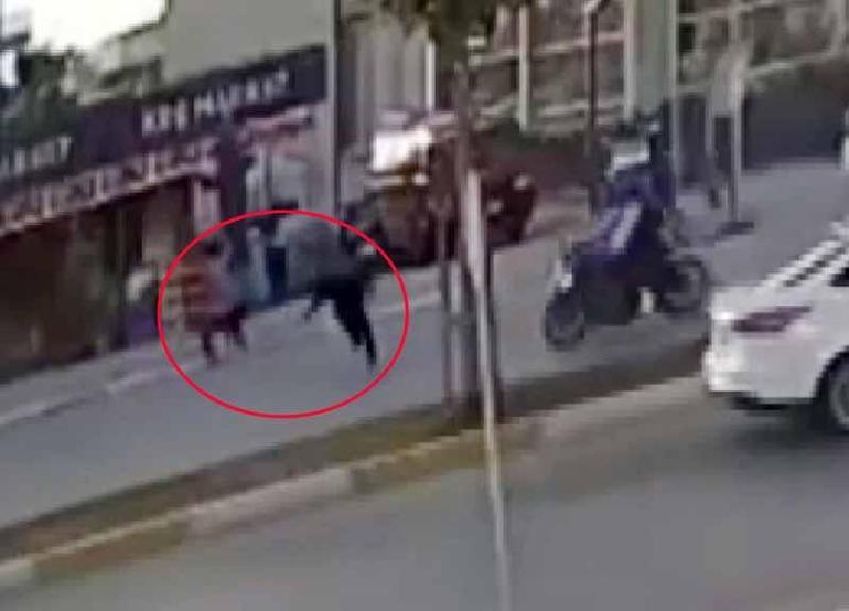 Köpekten kaçarken motosikletin çarptığı çocuk yaralandı; kaza kamerada