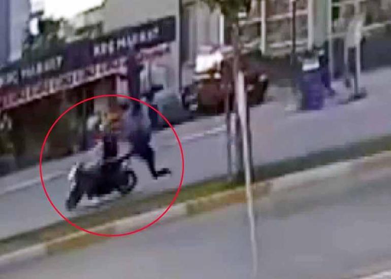 Köpekten kaçarken motosikletin çarptığı çocuk yaralandı; kaza kamerada