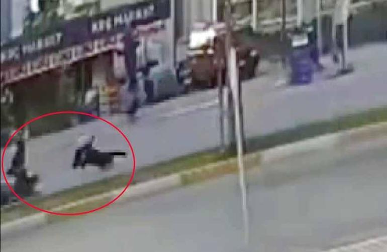 Köpekten kaçarken motosikletin çarptığı çocuk yaralandı; kaza kamerada